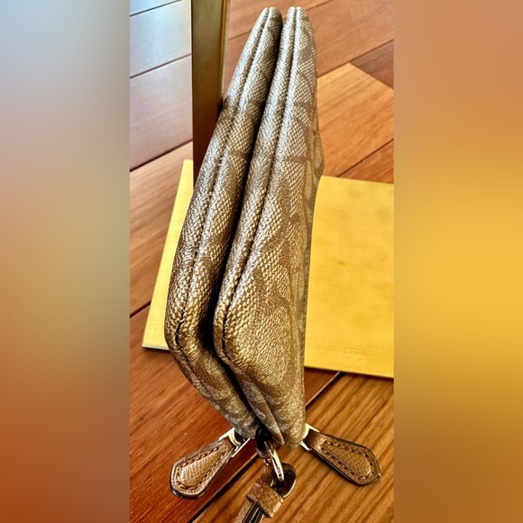 Coach Double Zipper Monogram Wristlet. Excellent condition. - Picture 5 of 12